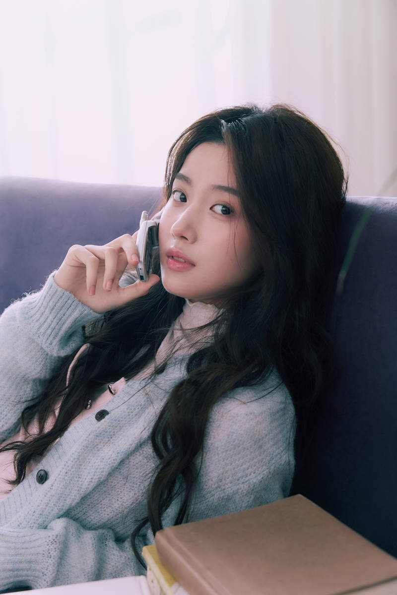 卢昱晓化身糖果少女清纯浪漫 双手托腮灵动娇憨