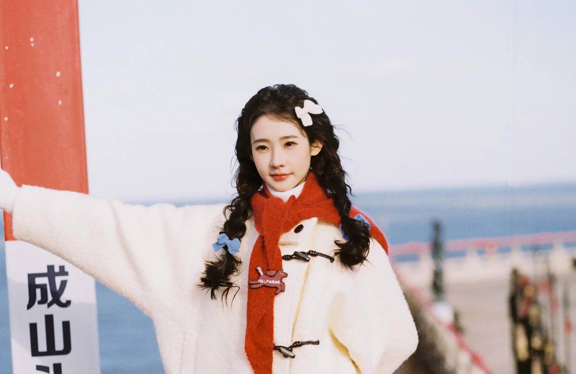 张艺凡海边大片少女感满满 麻花辫造型灵动明媚