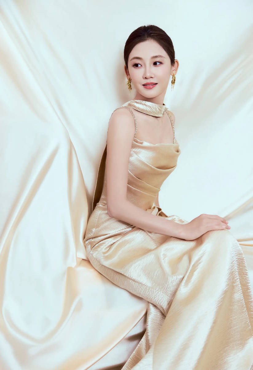 郑恺妻子苗苗更新美照！穿吊带裙拍大片气质优雅