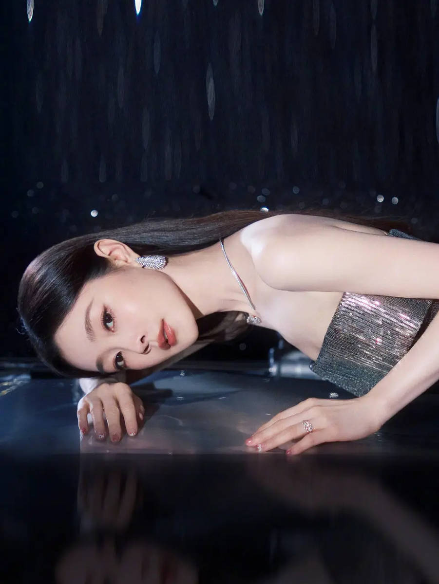 宋轶身着抹胸亮片裙妆容精致 完美解锁星光氛围感