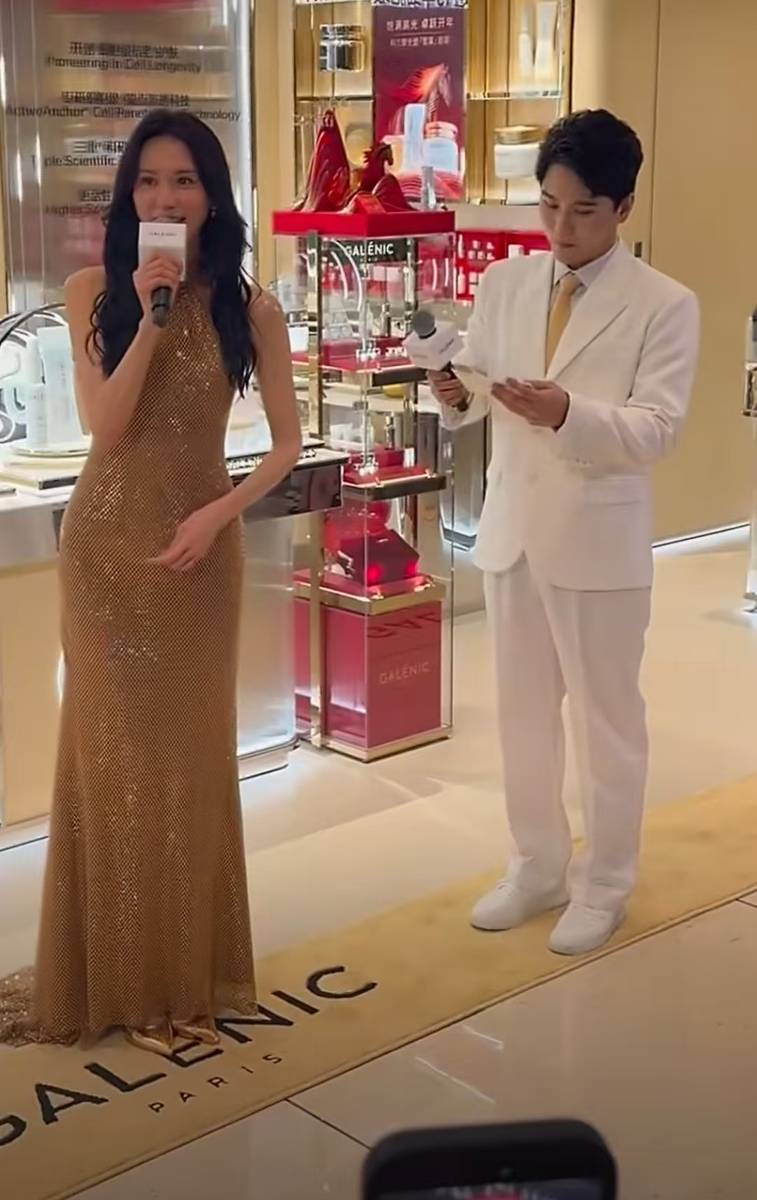 林志玲穿金色亮片裙优雅亮相 温柔浅笑状态极佳