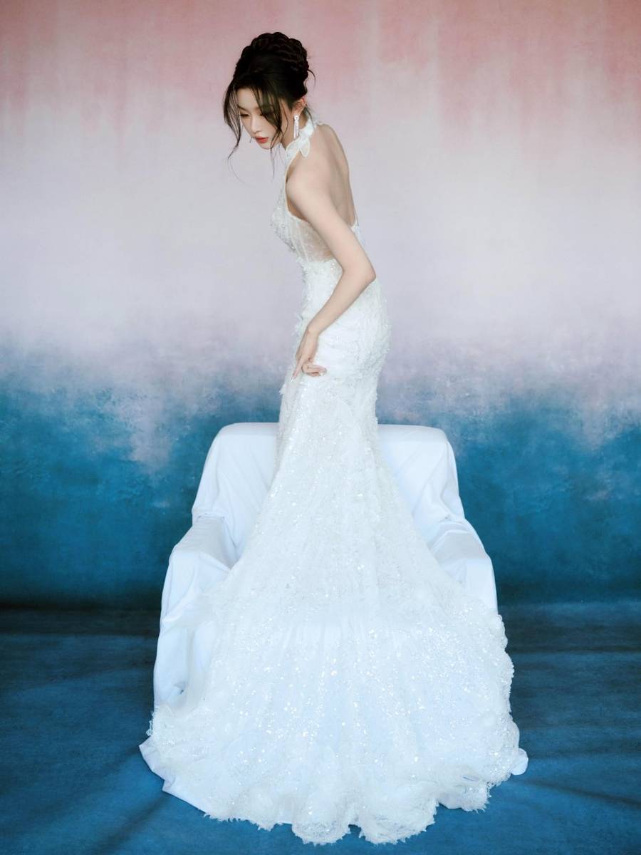 孔雪儿白色礼服写真释出 精致造型尽显优雅氛围感