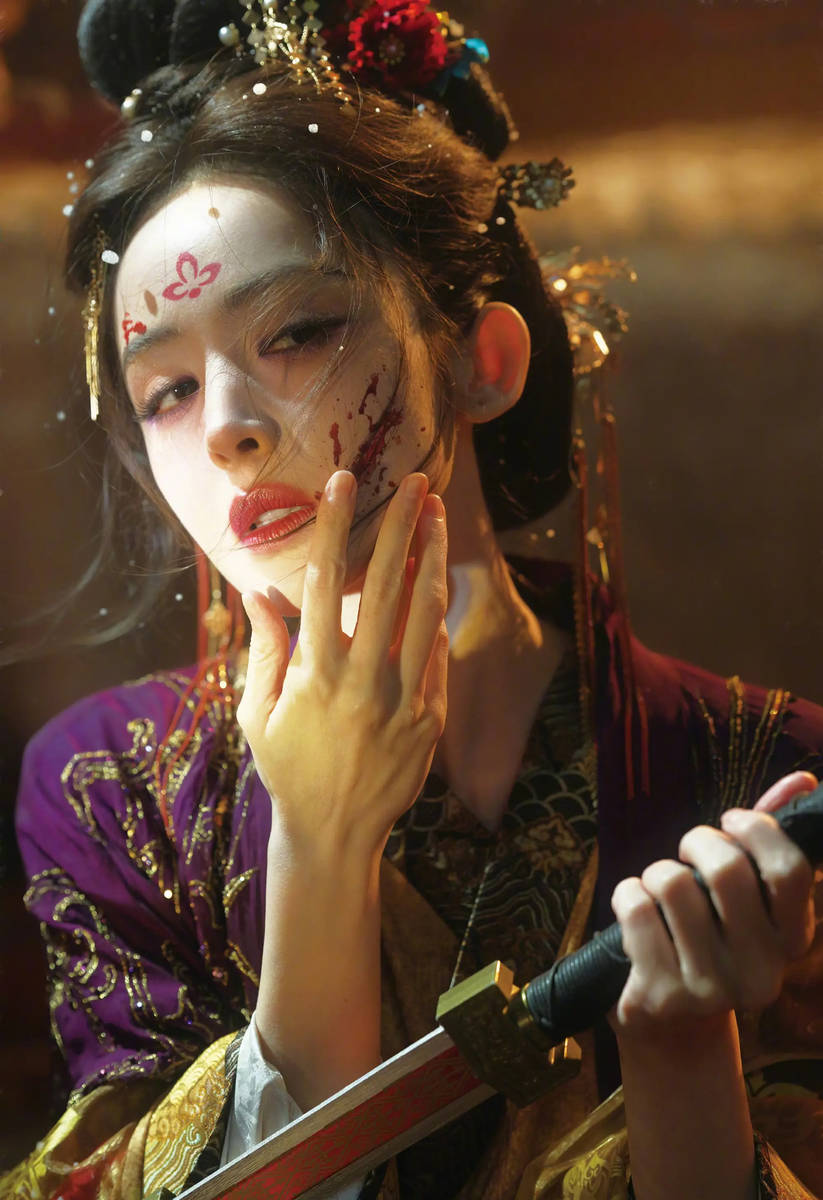 古力娜扎紫金古风裙配花钿 冷艳破碎气质清冷