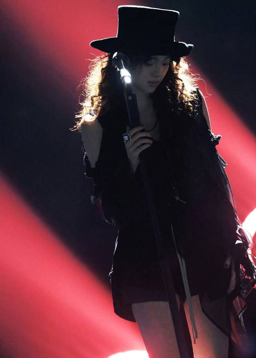 欧阳娜娜暗黑纱裙搭配精致礼帽 清冷魅惑气质独特