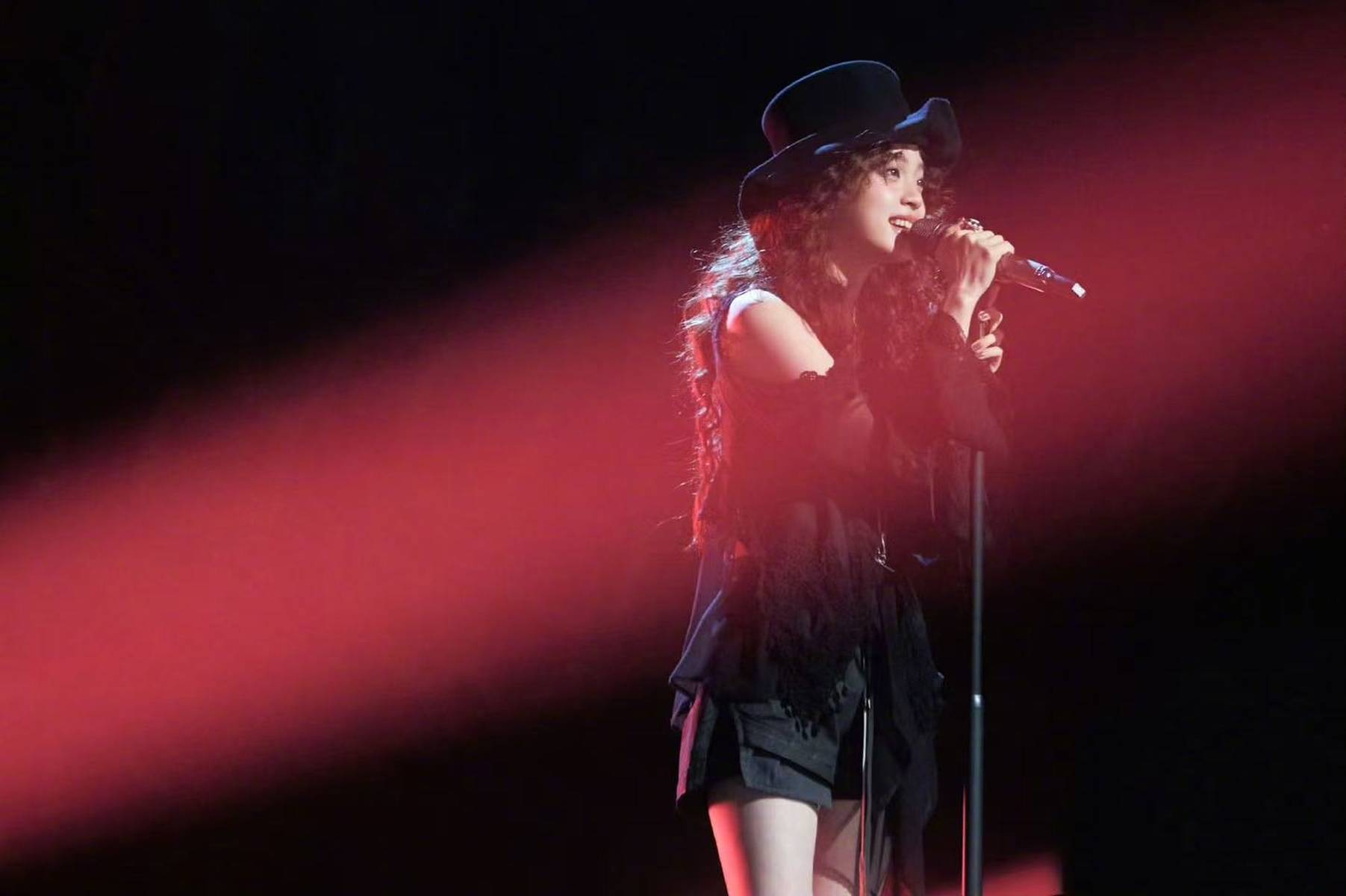 欧阳娜娜暗黑纱裙搭配精致礼帽 清冷魅惑气质独特