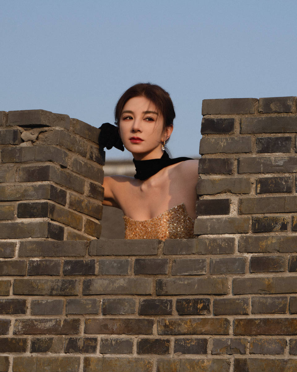 黄奕穿鎏金美裙展现傲人曲线 前凸后翘身姿优雅