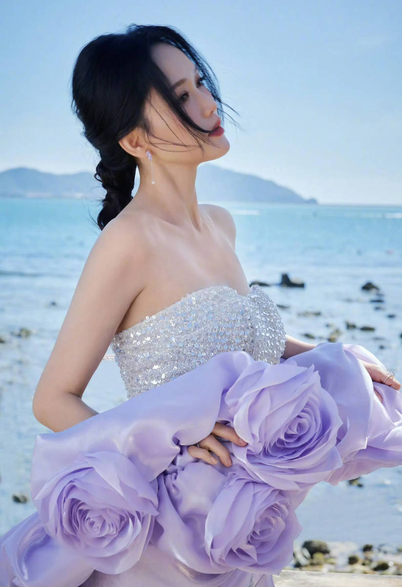 陈乔恩着闪钻鱼尾裙亮相海边 松弛自在尽显优雅