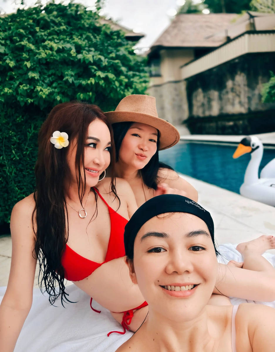 “最美妲己”温碧霞晒泳池大片！穿红泳装性感明艳