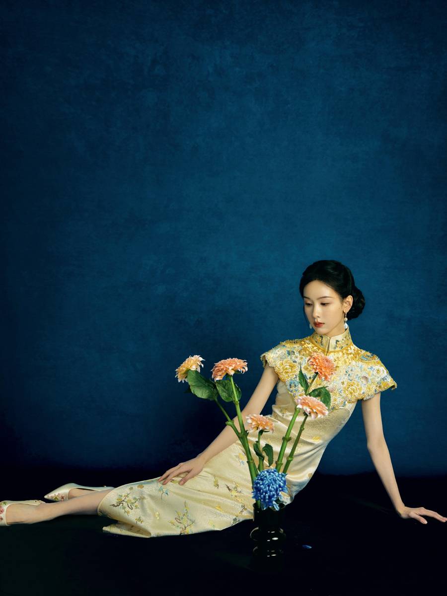 陈都灵穿非遗旗袍气质优雅 展露曼妙身姿曲线迷人-第4张图片-旧杳电影网