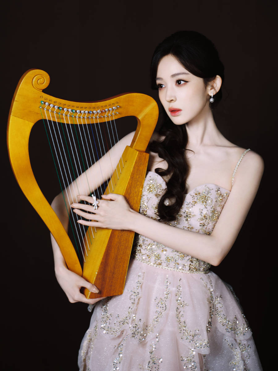 古力娜扎写真大片曝光！穿闪亮花朵吊带裙美若天仙