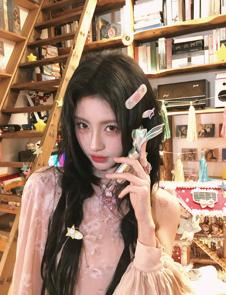 鞠婧祎梦幻少女风穿搭美到犯规！嘟嘴卖萌可爱迷人