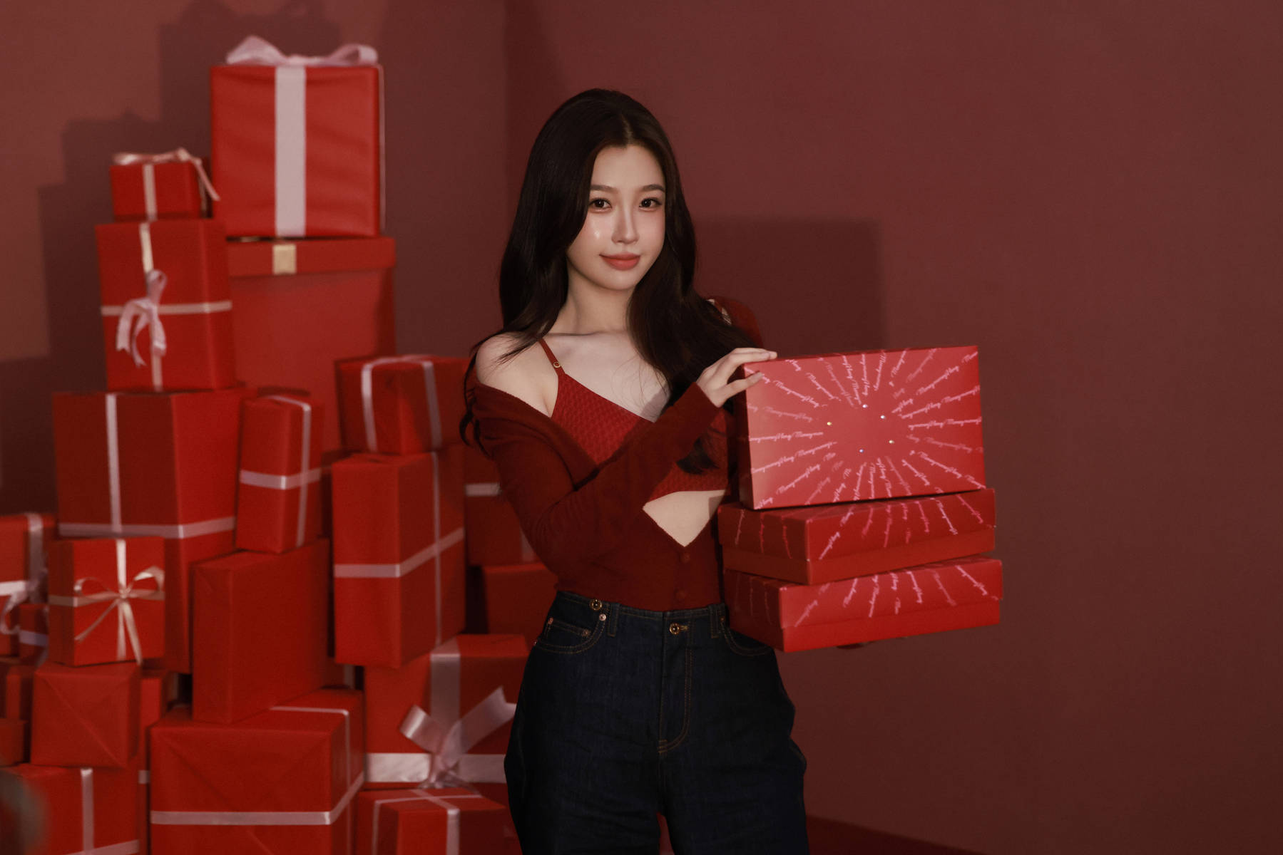 虞书欣穿红色吊带化身热辣少女 姿势慵懒甜美动人