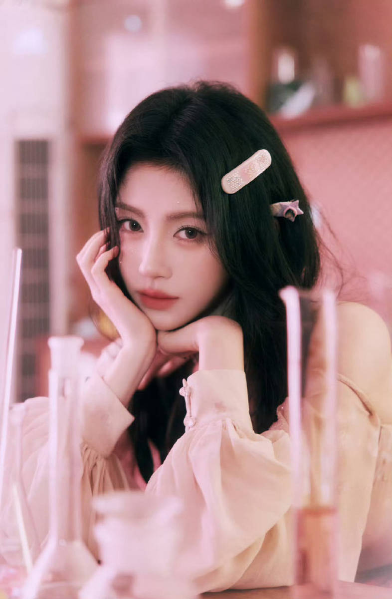 鞠婧祎穿粉色毛衣化身果汁气泡 手拿镜子俏皮灵动