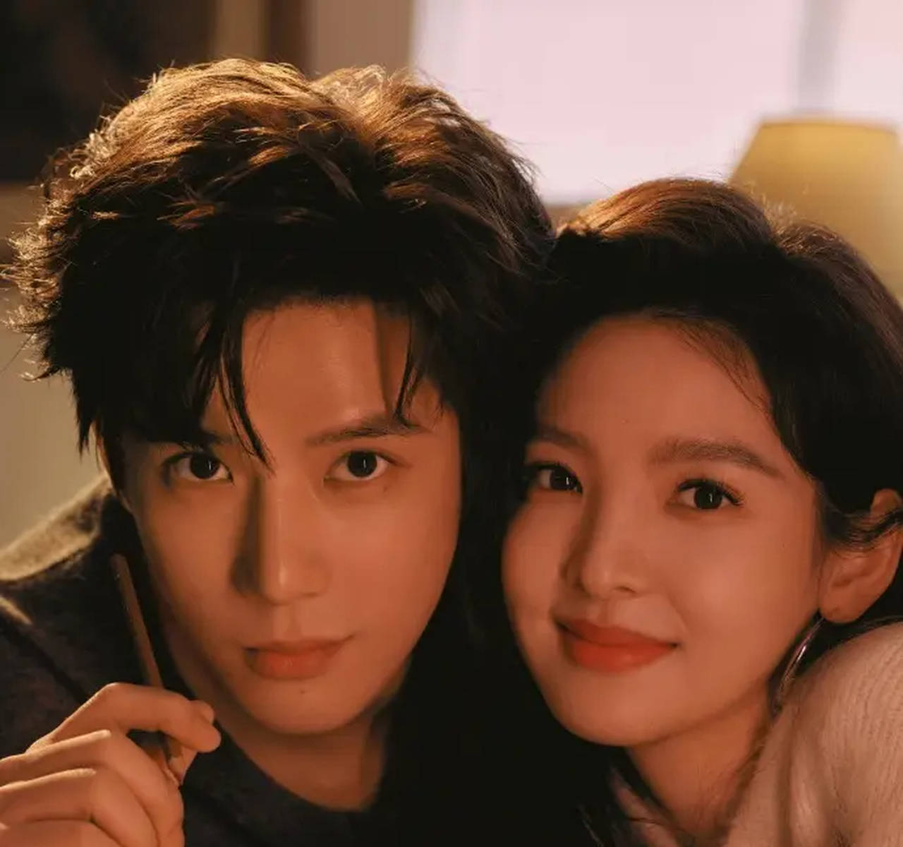 章若楠王安宇甜笑依偎画面养眼 温柔对视甜度超标