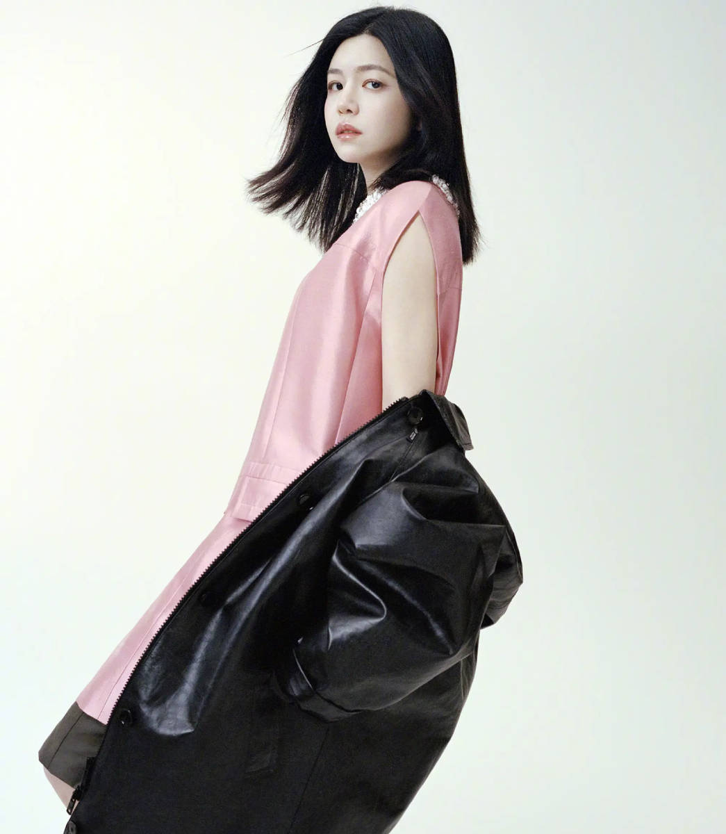 陈妍希红白叠穿甜笑俏皮 发丝飞扬尽显少女感