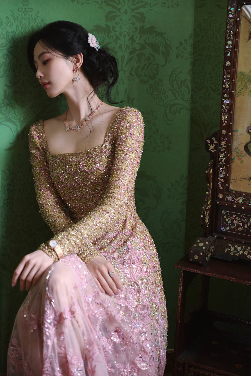 刘诗诗穿鎏金长裙天鹅颈吸睛 戴非遗绒花优雅动人