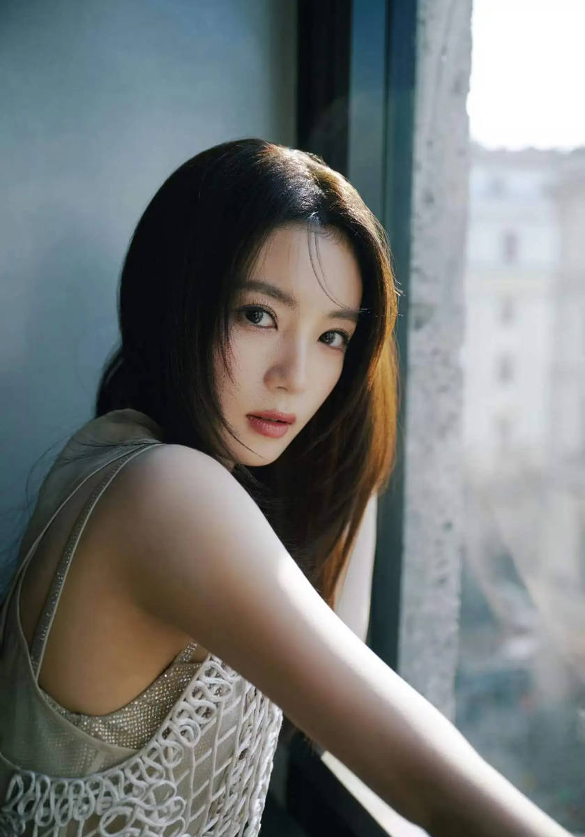 张雅钦穿镂空蕾丝背心 侧颜清冷尽显疏离破碎