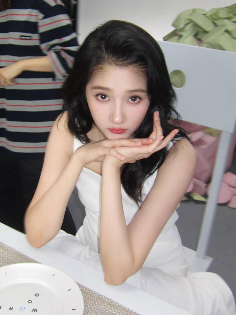 关晓彤穿白色连衣裙托腮拍照 清纯乖巧俏皮可爱