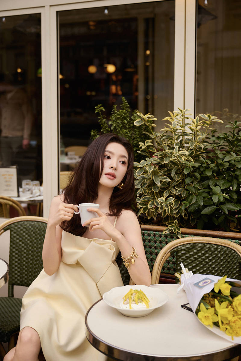 章若楠吊带裙性感优雅 长发微卷眼神撩人又纯又欲