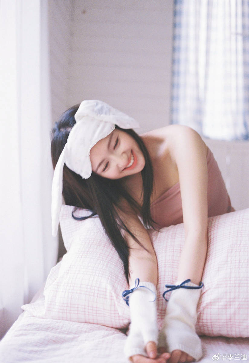 李兰迪头戴白色帽子少女气息拉满 托脸俏皮可爱