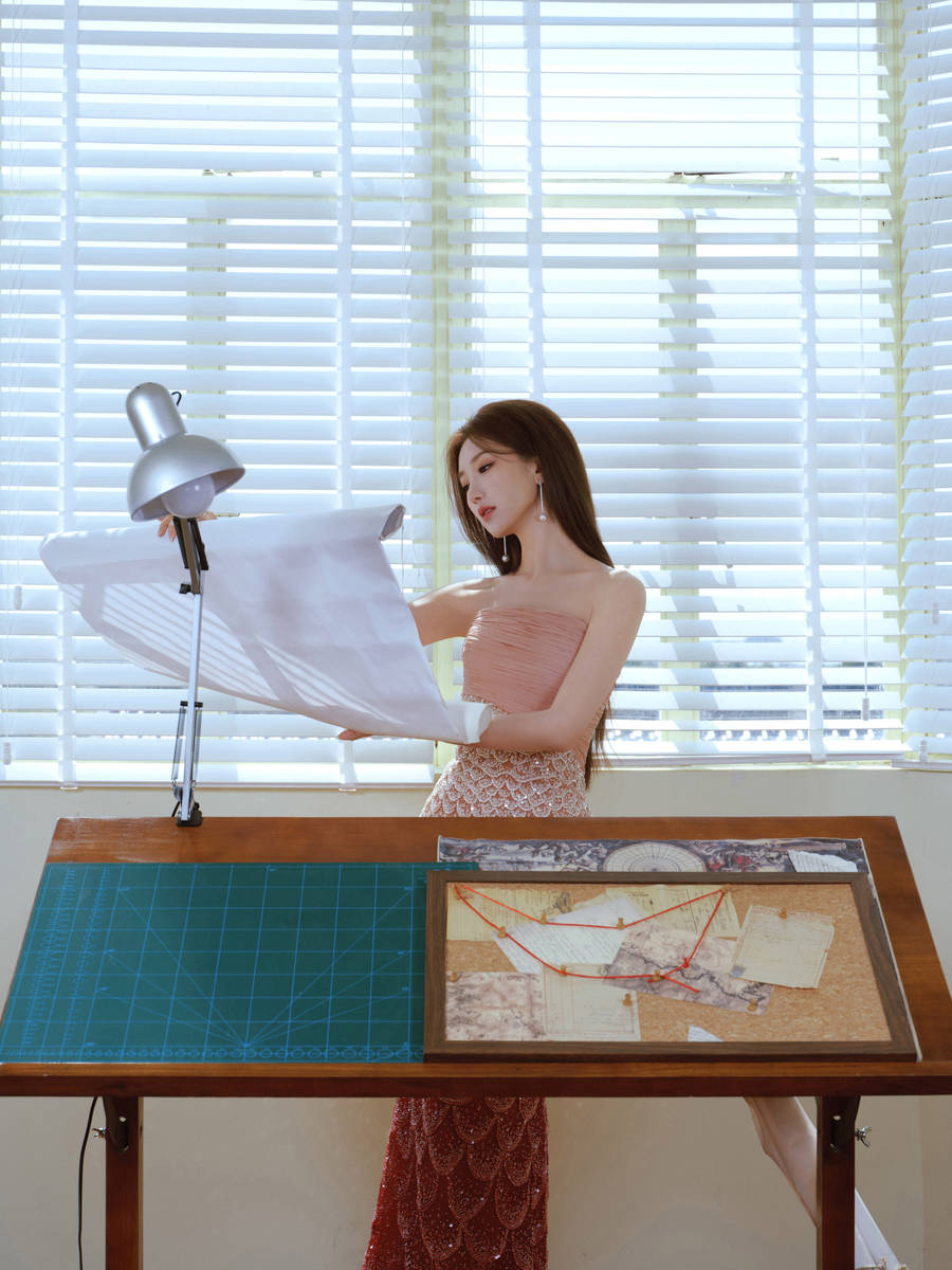 毛晓彤身着红色渐变鱼尾裙 身姿曼妙曲线迷人