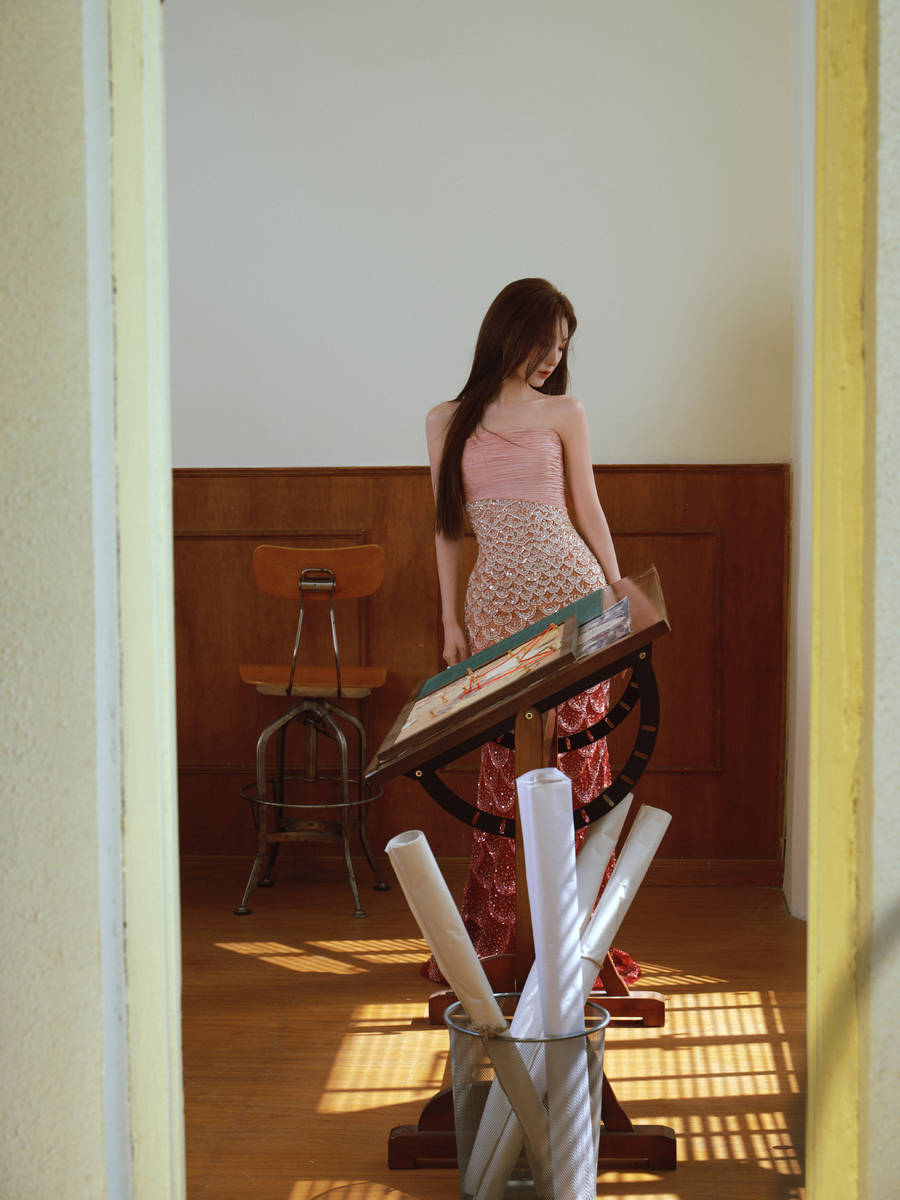 毛晓彤身着红色渐变鱼尾裙 身姿曼妙曲线迷人