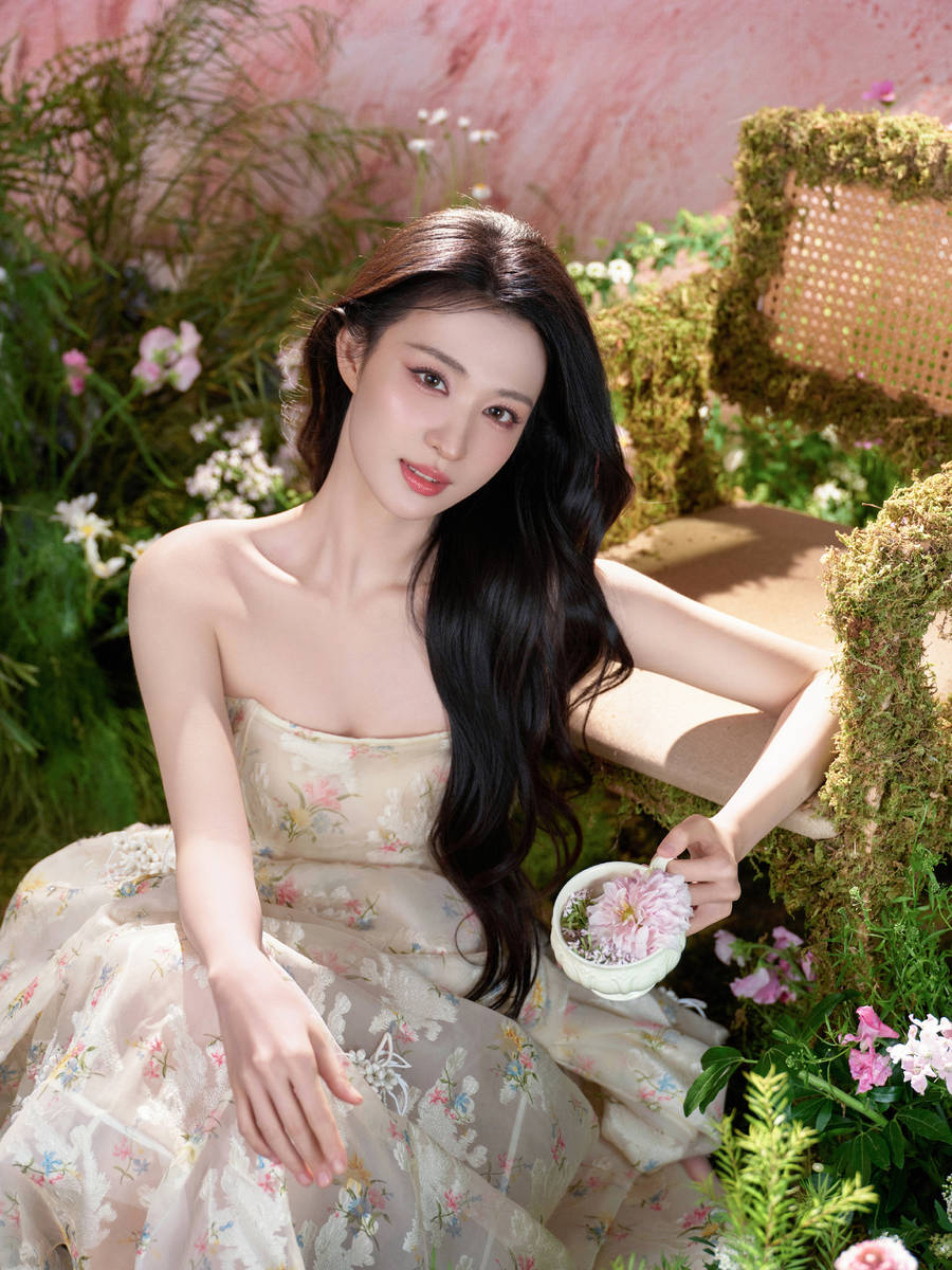 王楚然春日氛围感大片曝光！穿印花裙化身甜美少女