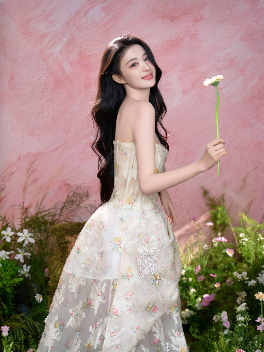 王楚然春日氛围感大片曝光！穿印花裙化身甜美少女