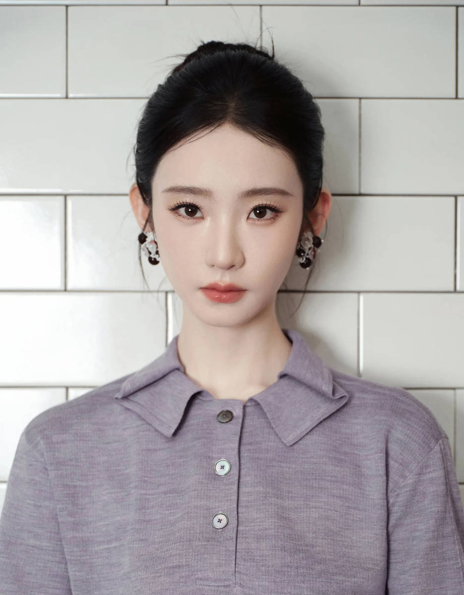 张艺凡穿浅紫上衣与深棕长裙 妆容清透优雅又清冷