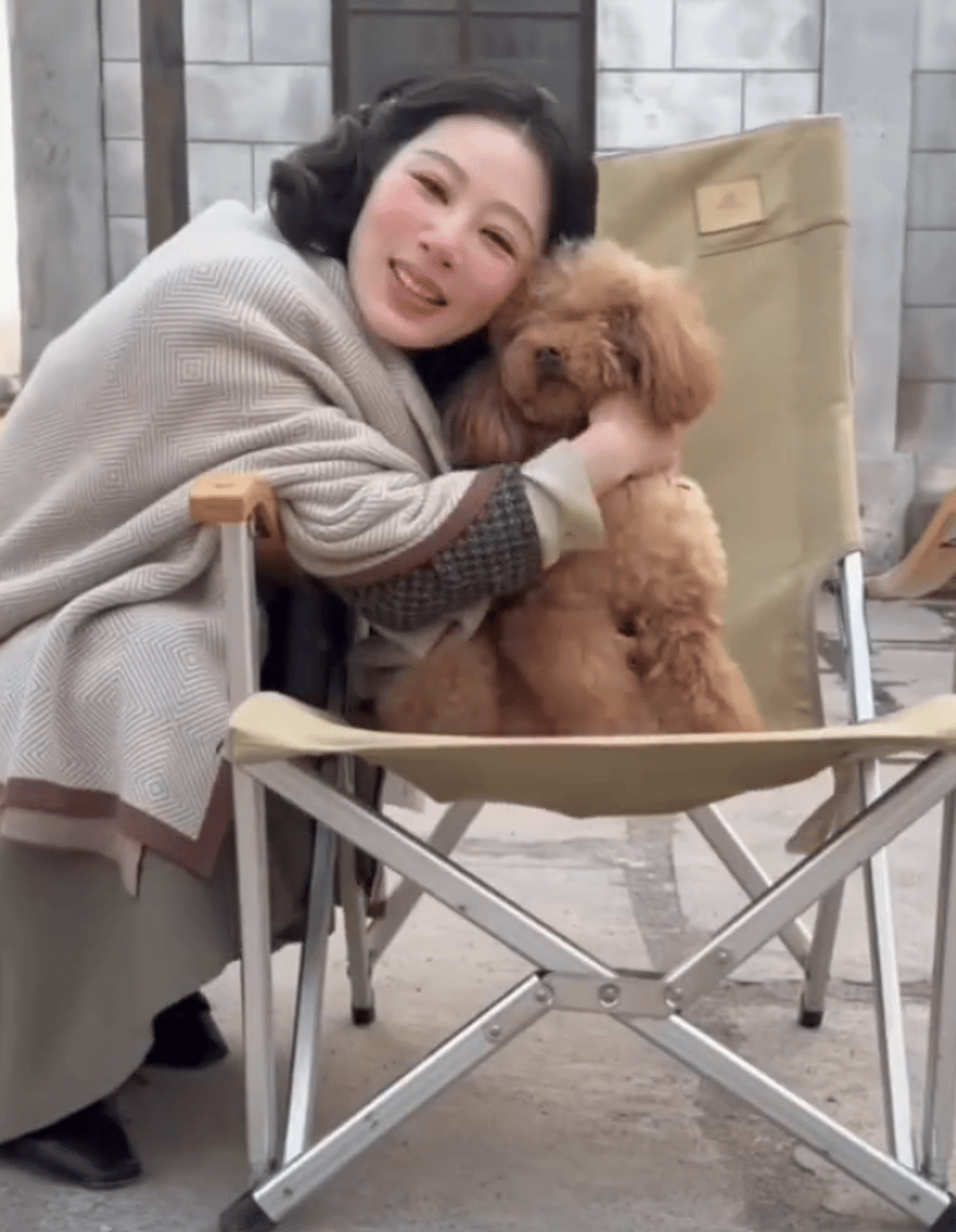 杨紫与宠物狗小piu亲密贴贴合影！画面温馨有爱