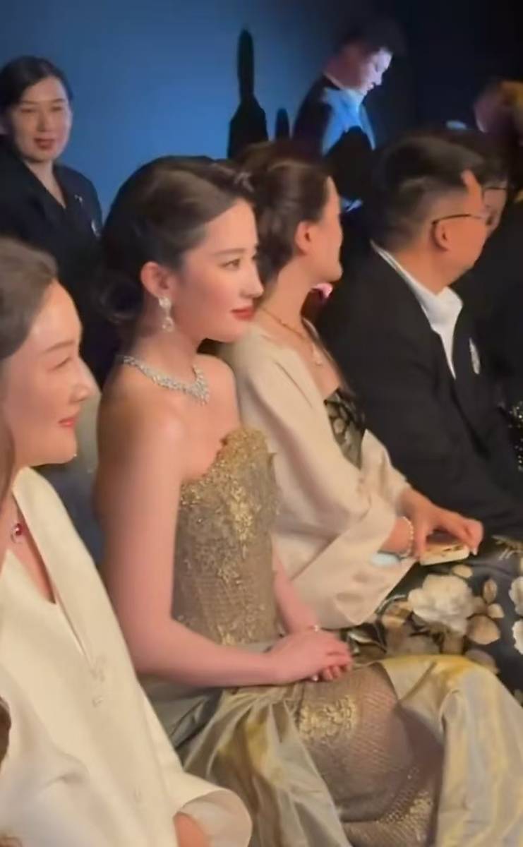 刘亦菲穿抹胸鎏金裙温婉大气 钻饰加身显优雅矜贵