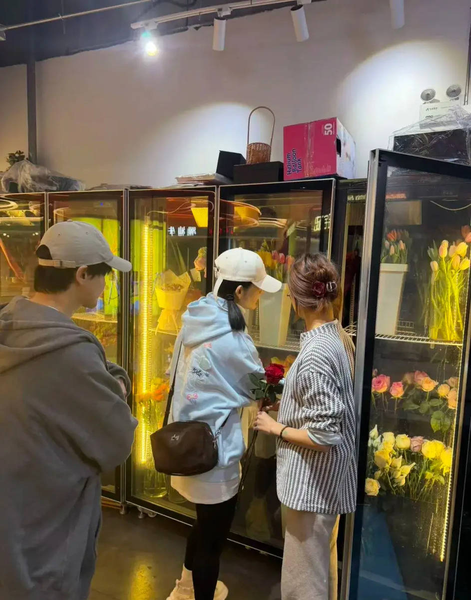 谢娜休闲穿搭夜骑赴花店 为张杰送花尽显夫妻甜蜜