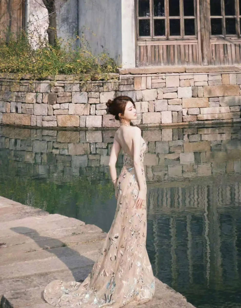 徐璐穿挂脖刺绣裙露精致美背 水乡漫步温婉又雅致