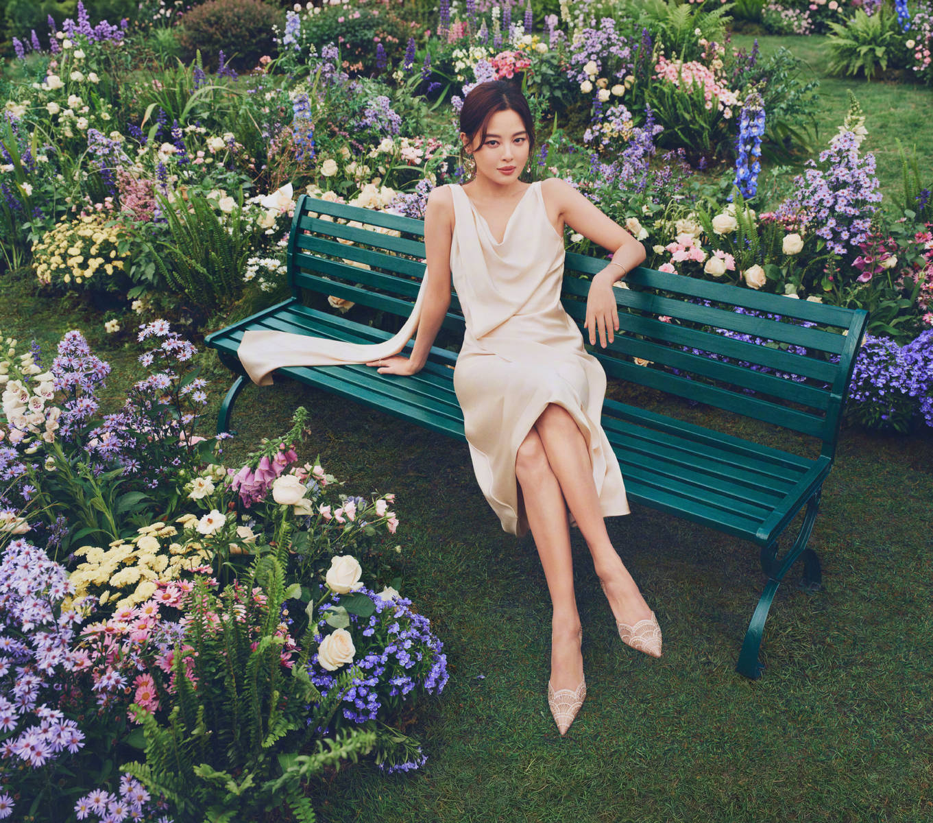 辛芷蕾穿香槟色无袖裙被花包围 春日氛围治愈明媚