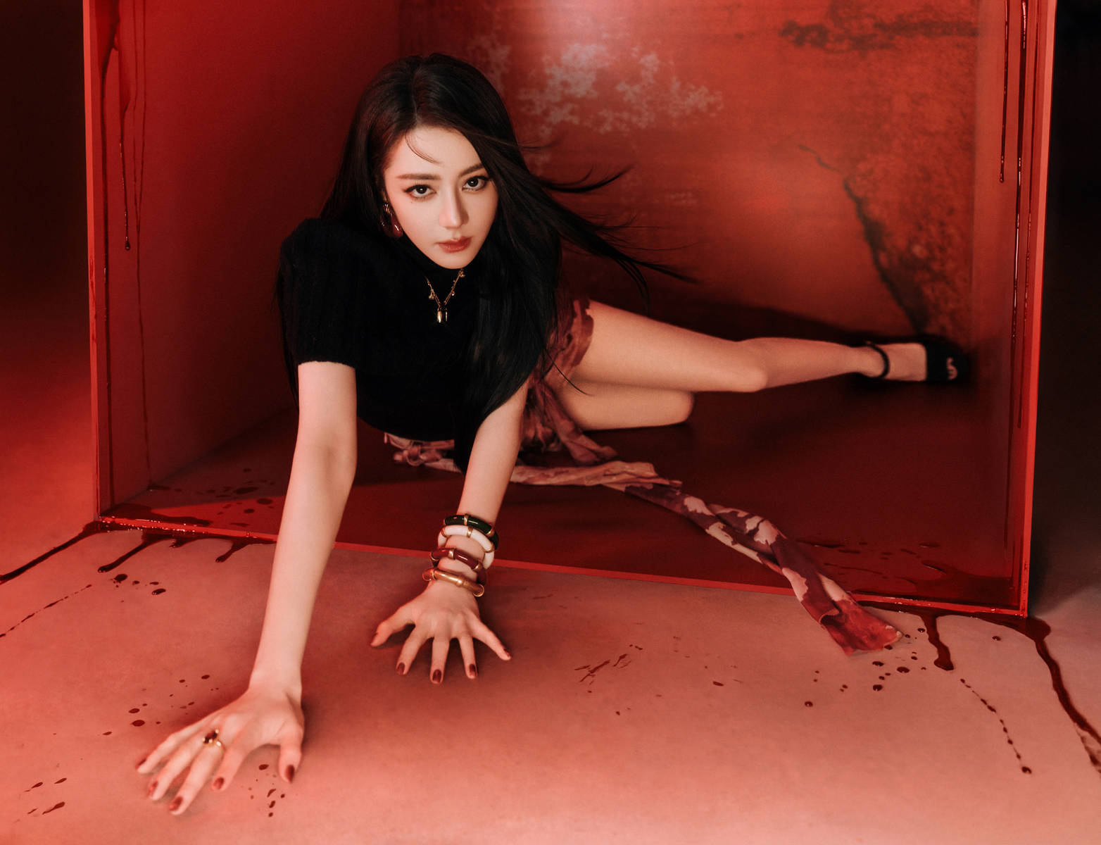 迪丽热巴写真性感又狂野！化身血腥美人秀白皙长腿