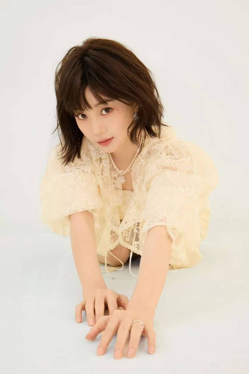 胡意旋穿蕾丝裙装娇俏元气 短发清甜鬼马灵动