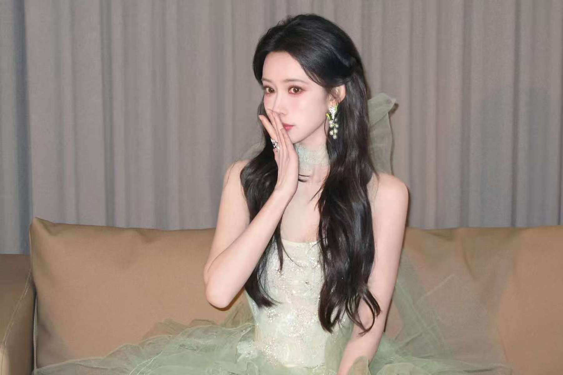 孟子义穿绿抹胸裙温柔灵动 系大蝴蝶结可爱又仙气