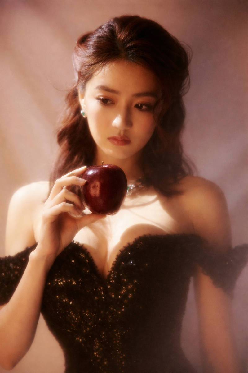 徐璐穿黑色深V裙身材曲线曼妙 卷发造型慵懒性感