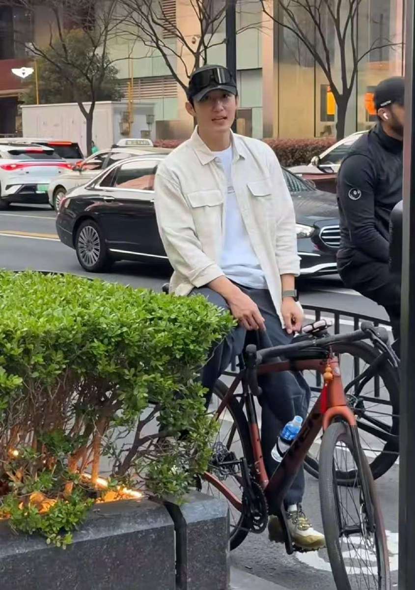 黄景瑜骑行途中灵活闪避井盖 东北人DNA刻进骨子里