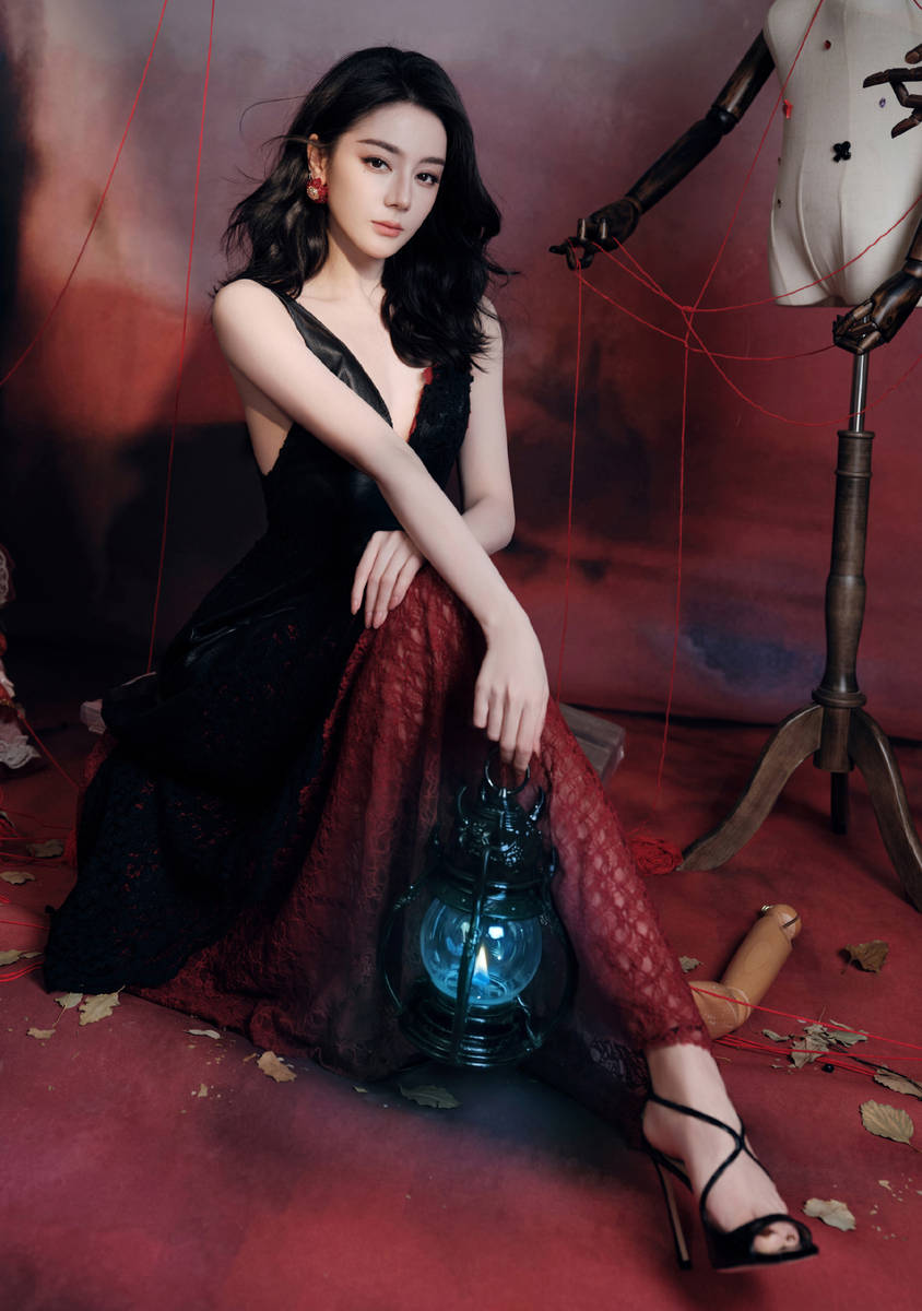 迪丽热巴化身提线木偶女郎！穿黑色深V裙性感吸睛