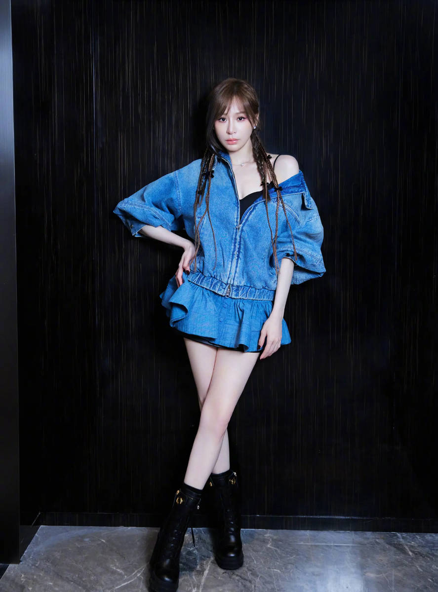 王心凌穿牛仔连衣裙清新靓丽！大秀香肩美腿好性感