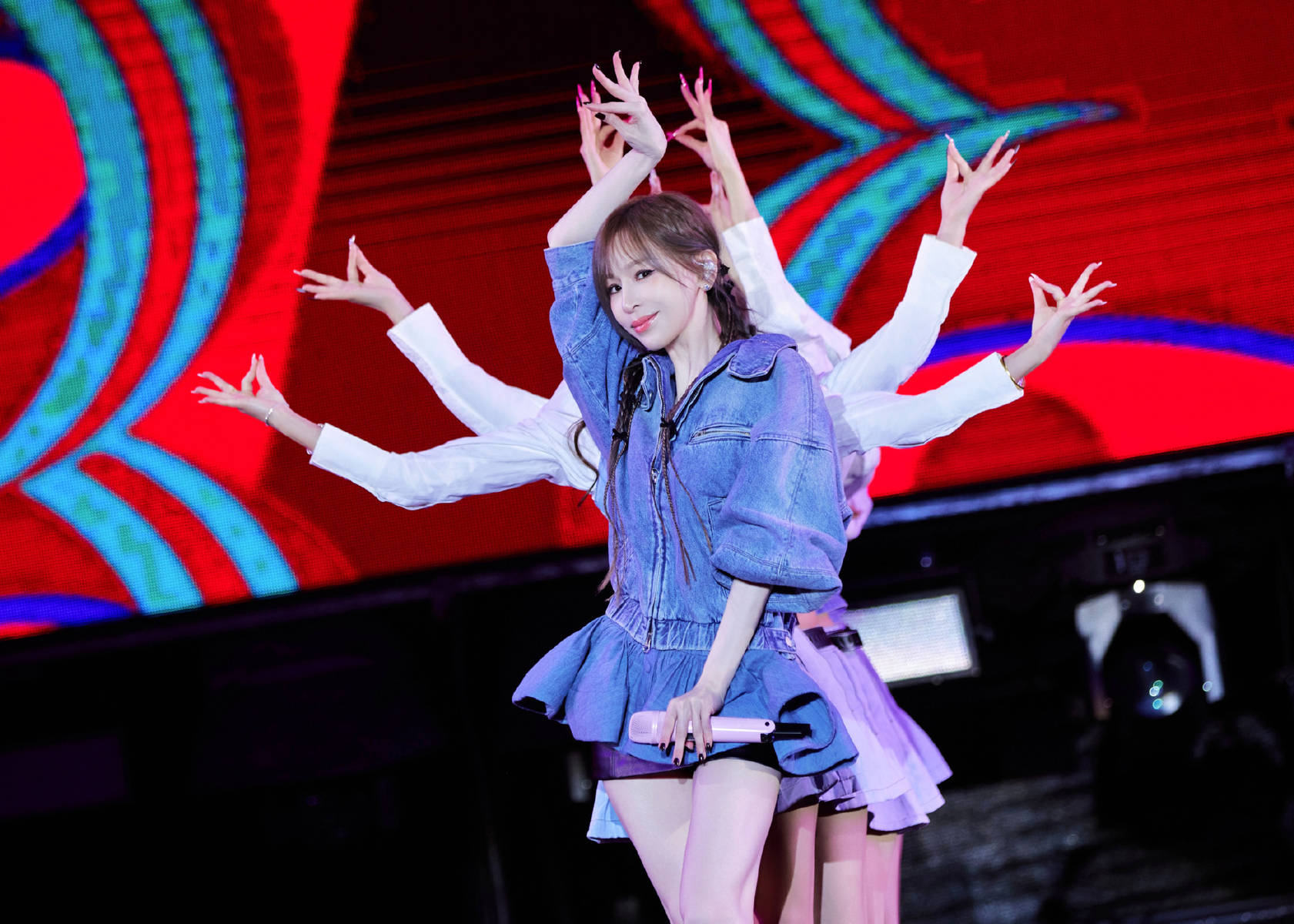 王心凌穿牛仔连衣裙清新靓丽!大秀香肩美腿好性感