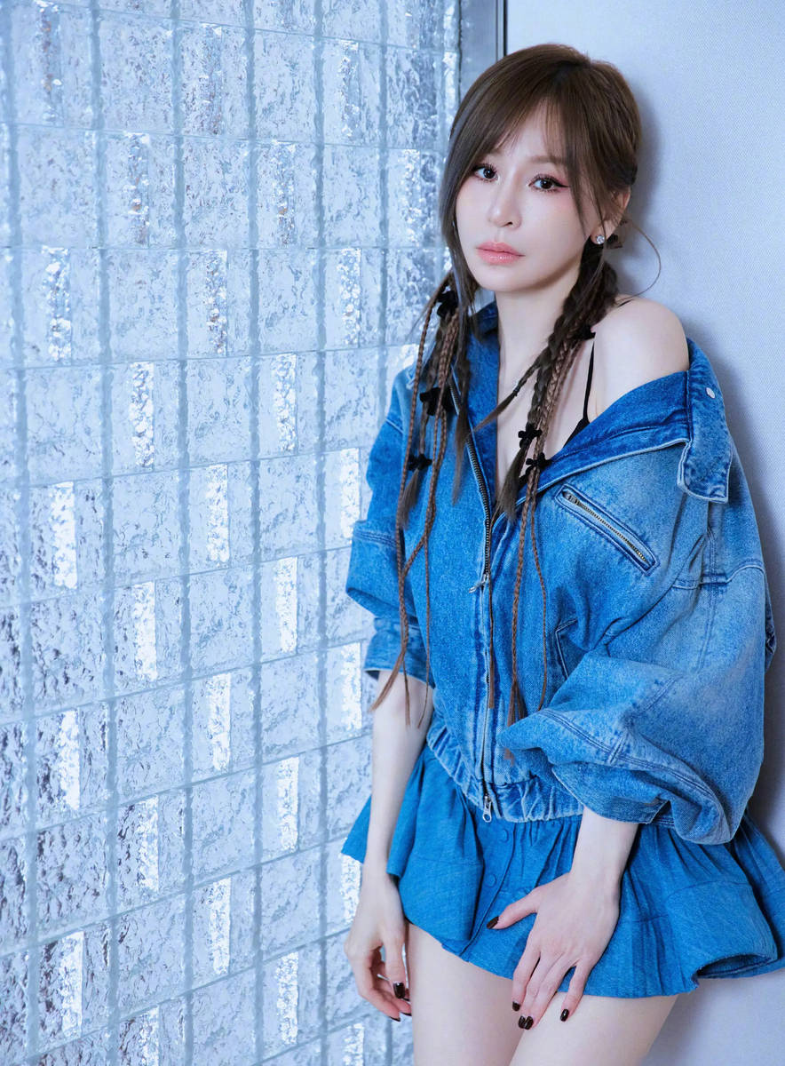 王心凌穿牛仔连衣裙清新靓丽！大秀香肩美腿好性感