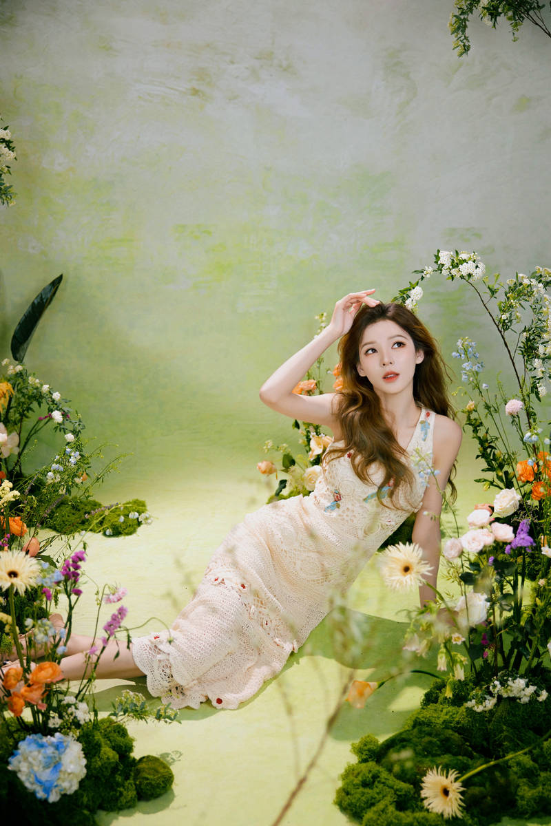 张予曦化身春日花仙子！置身繁花丛中唯美浪漫