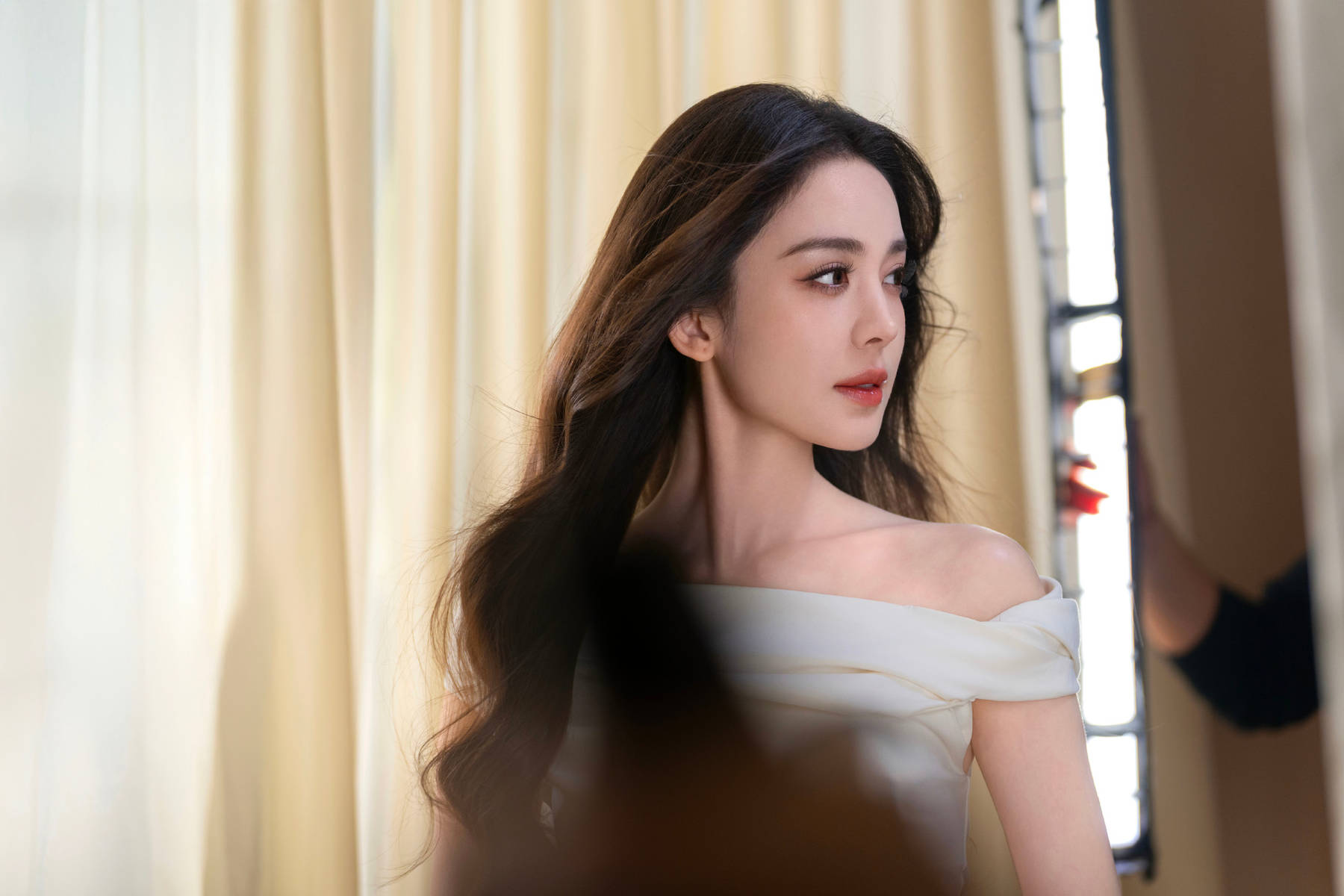 娜扎穿露肩白裙好意思神驾临 大波澜鬈发和缓明艳