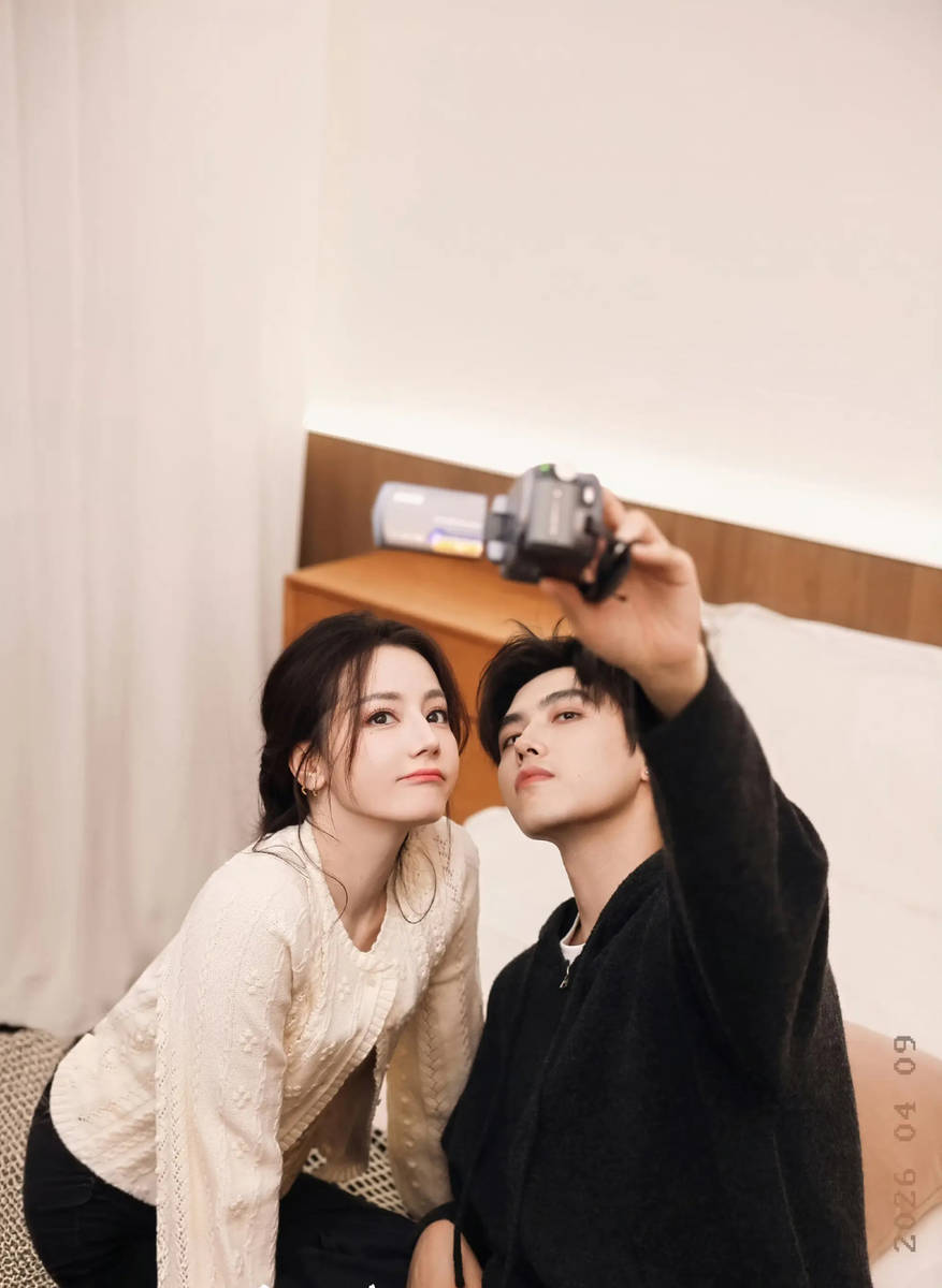 迪丽热巴陈飞宇温柔对视氛围浪漫 亲密互动养眼