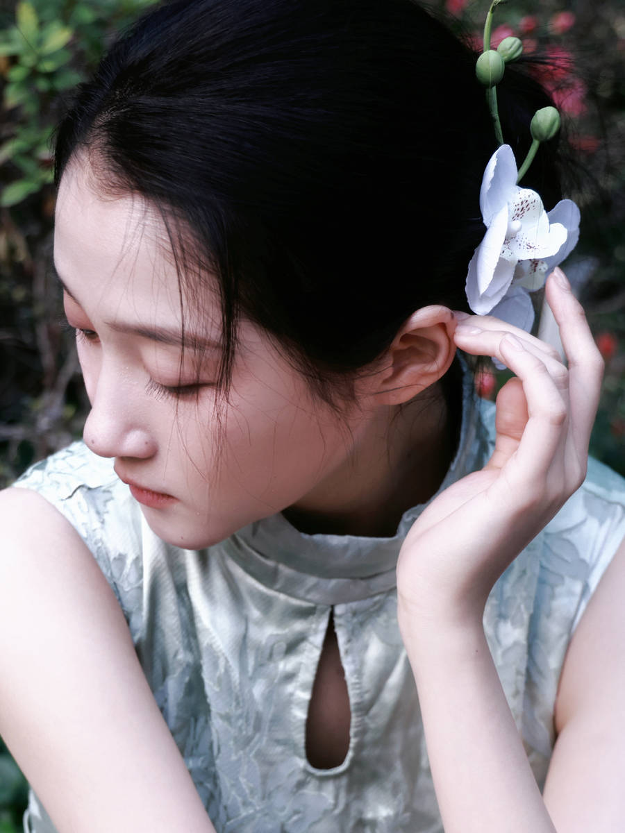 关晓彤竹林大片曝光！穿素色旗袍裙气质优雅迷人