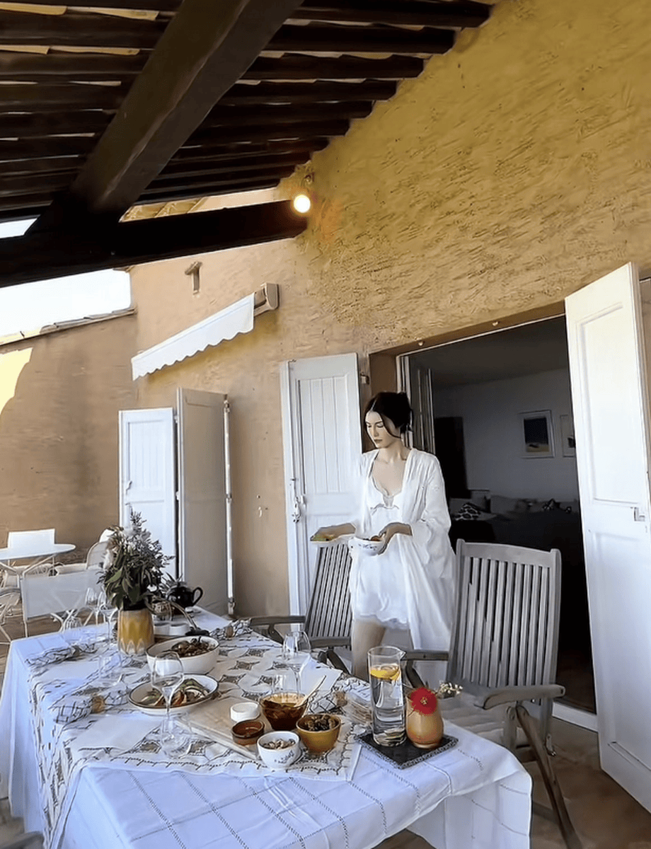 何穗化身厨娘仙气十足!度假和朋友享用美食心情好