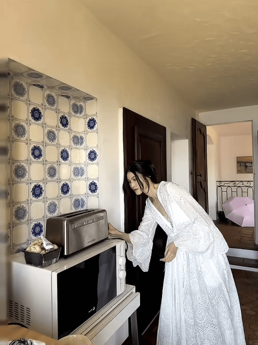 何穗化身厨娘仙气十足!度假和朋友享用美食心情好