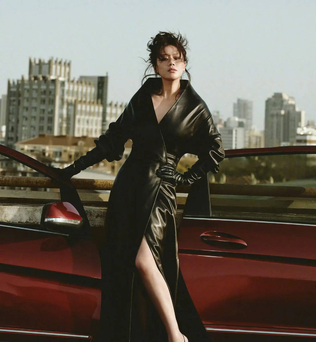 马思纯穿搭松弛神态冷艳 卷发造型演绎酷飒都市风